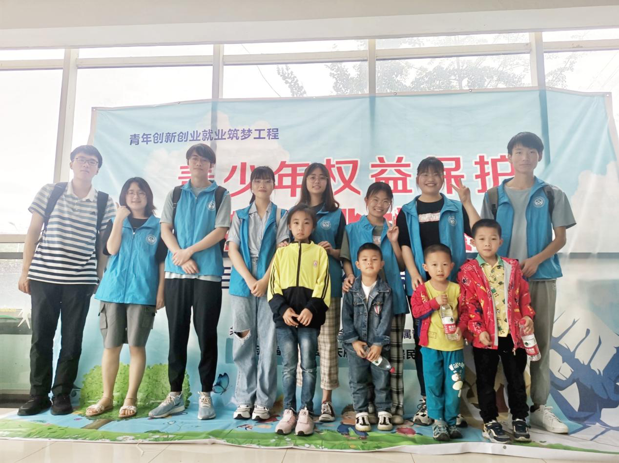 依法治国 普法先行——经济公司开展普法维权街头挑战赛志愿活动