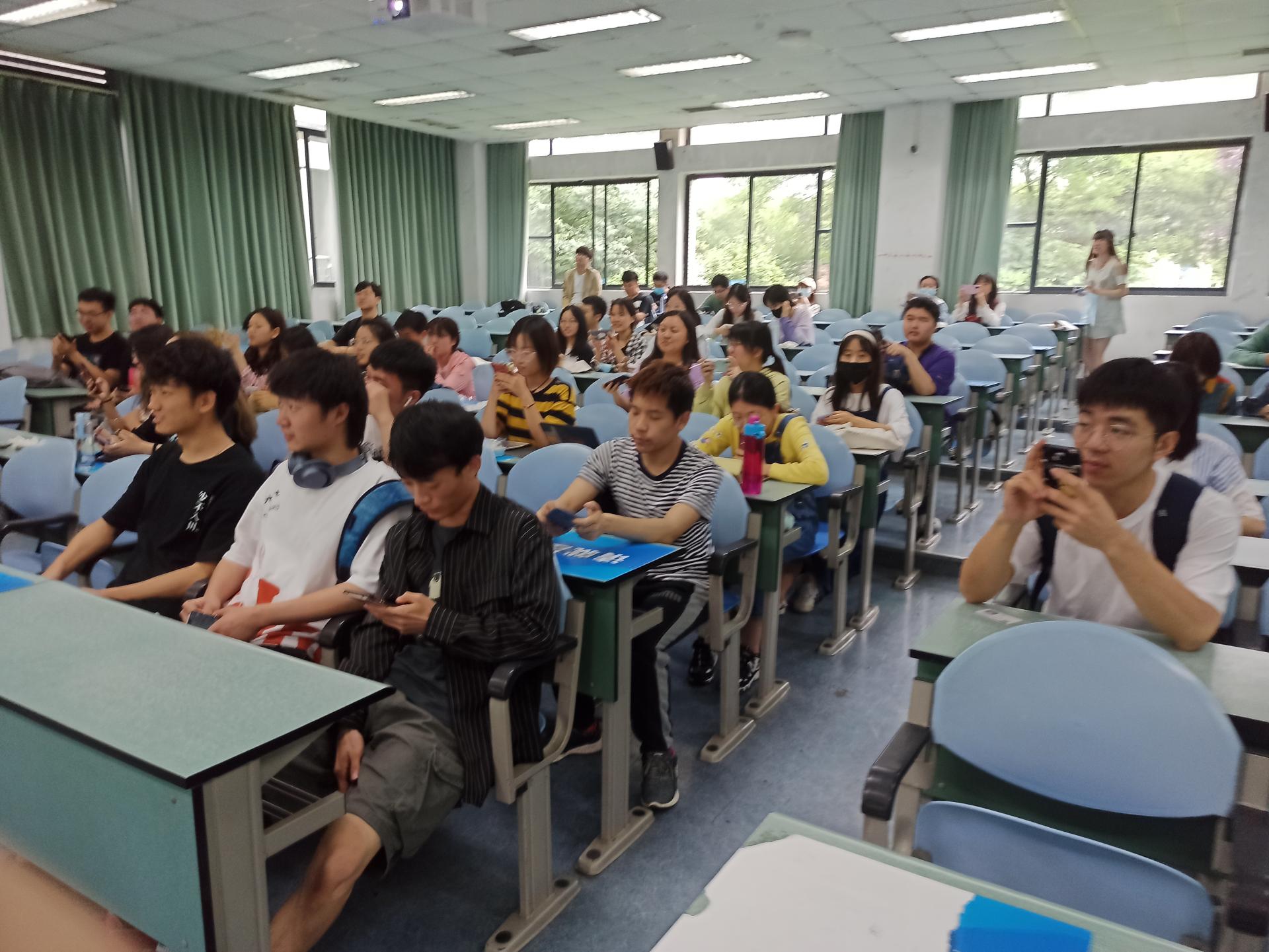 经济2018级金融数学1班开展“学党史、强信念、跟党走”主题班会